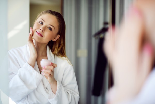 Có nên dùng kem trắng da không?