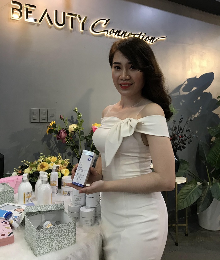 Khách mời hào hứng chụp hình cùng sản phẩm Rejuvaskin Việt Nam Khách mời hào hứng chụp hình cùng sản phẩm Rejuvaskin Việt Nam