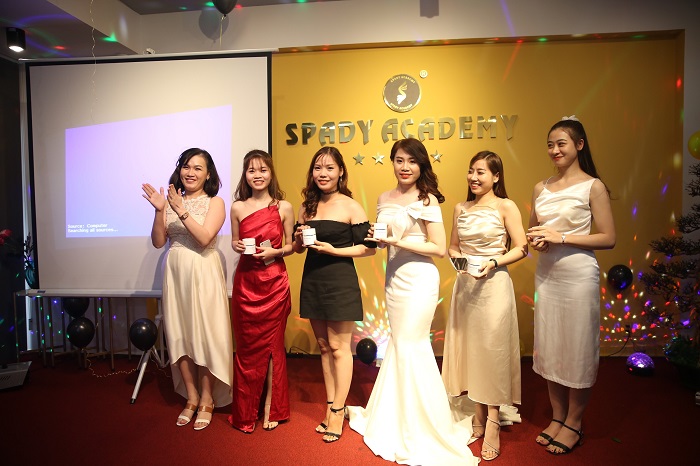 Rất nhiều chị em nhận được quà tặng là sản phẩm CC Crotena khi tham gia mini game Rất nhiều chị em nhận được quà tặng là sản phẩm CC Crotena khi tham gia mini game