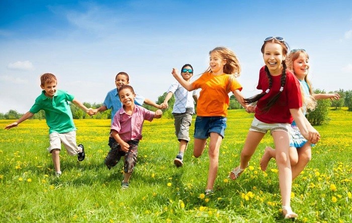 Ánh nắng mặt trời mang đến nhiều lợi ích, nhất là sự phát triển của trẻ nhỏ Ánh nắng mặt trời mang đến nhiều lợi ích, nhất là sự phát triển của trẻ nhỏ