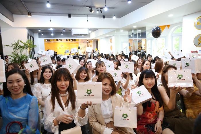 Tất cả khách mời tham dự hội thảo đều được nhận quà tặng từ Mai Hân mỹ phẩm Tất cả khách mời tham dự hội thảo đều được nhận quà tặng từ Mai Hân mỹ phẩm