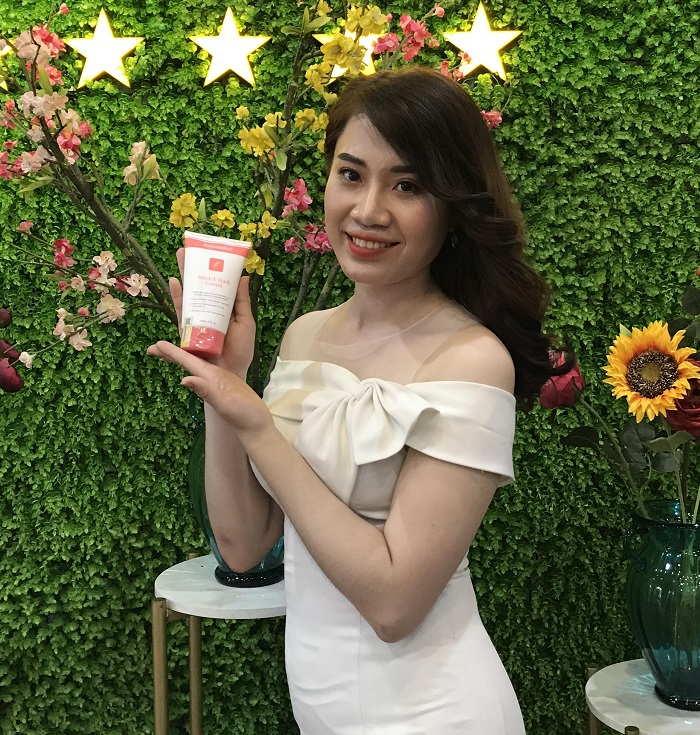 Khách mời hào hứng chụp hình cùng sản phẩm Rejuvaskin Việt Nam Khách mời hào hứng chụp hình cùng sản phẩm Rejuvaskin Việt Nam