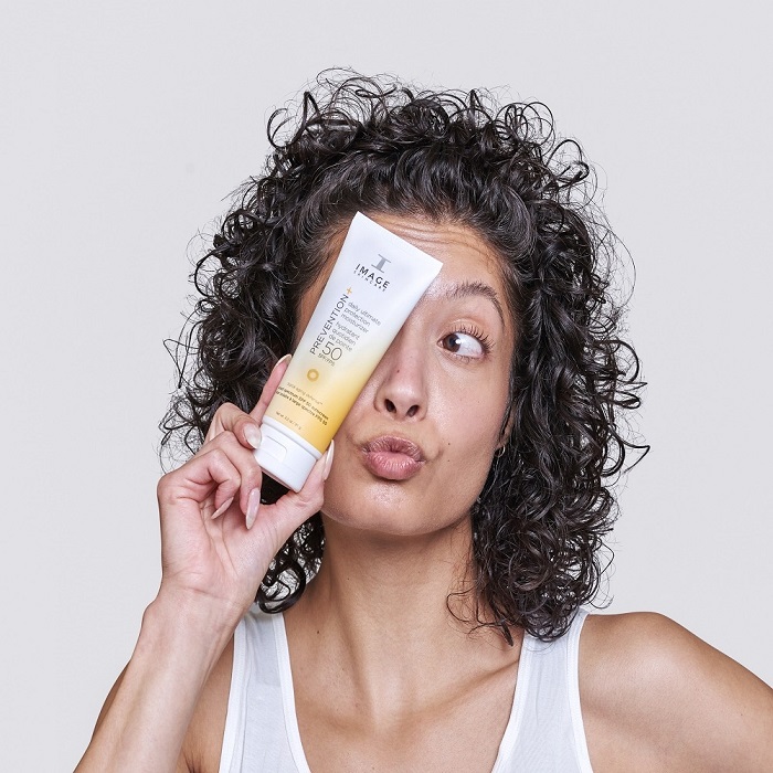 Sử dụng kem chống nắng Image Skincare Prevention giúp bảo vệ da khỏi những tác động của tia UVA, UVB, ánh sáng xanh và nâng tone da nhẹ nhàng. Sử dụng kem chống nắng Image Skincare Prevention giúp bảo vệ da khỏi những tác động của tia UVA, UVB, ánh sáng xanh và nâng tone da nhẹ nhàng.