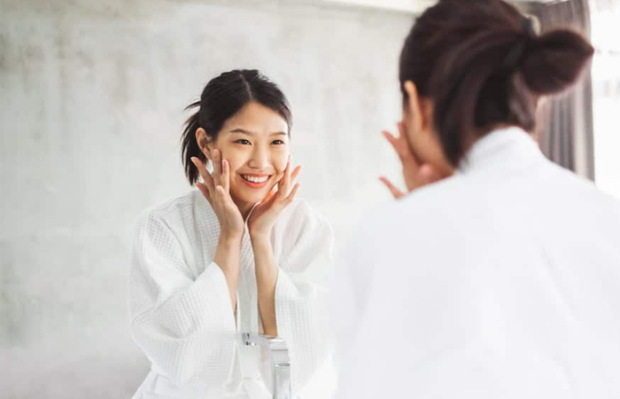 Không nên sử dụng AHA cùng lúc với BHA, retinol, tretinoin hay những hoạt chất có tính đặc trị mạnh khác Không nên sử dụng AHA cùng lúc với BHA, retinol, tretinoin hay những hoạt chất có tính đặc trị mạnh khác