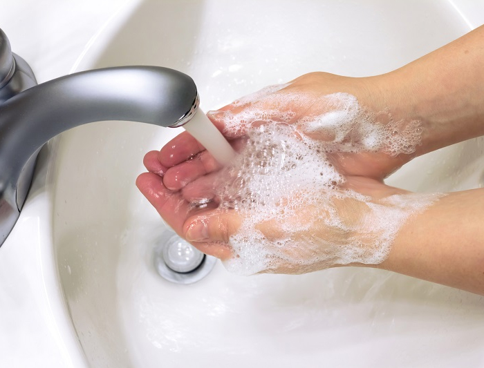 Rửa tay thật kỹ với xà phòng trước khi thực hiện các bước chăm sóc da giúp hạn chế hình thành mụn trên da Rửa tay thật kỹ với xà phòng trước khi thực hiện các bước chăm sóc da giúp hạn chế hình thành mụn trên da