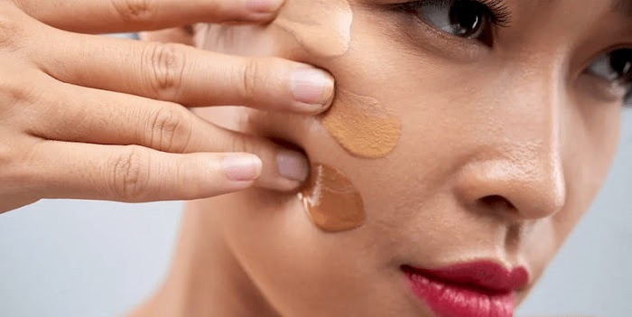 Kem nền (foundation) giúp che đi những khuyết điểm nhỏ trên gương mặt và là bước đệm cho một lớp trang điểm hoàn hảo Kem nền (foundation) giúp che đi những khuyết điểm nhỏ trên gương mặt và là bước đệm cho một lớp trang điểm hoàn hảo