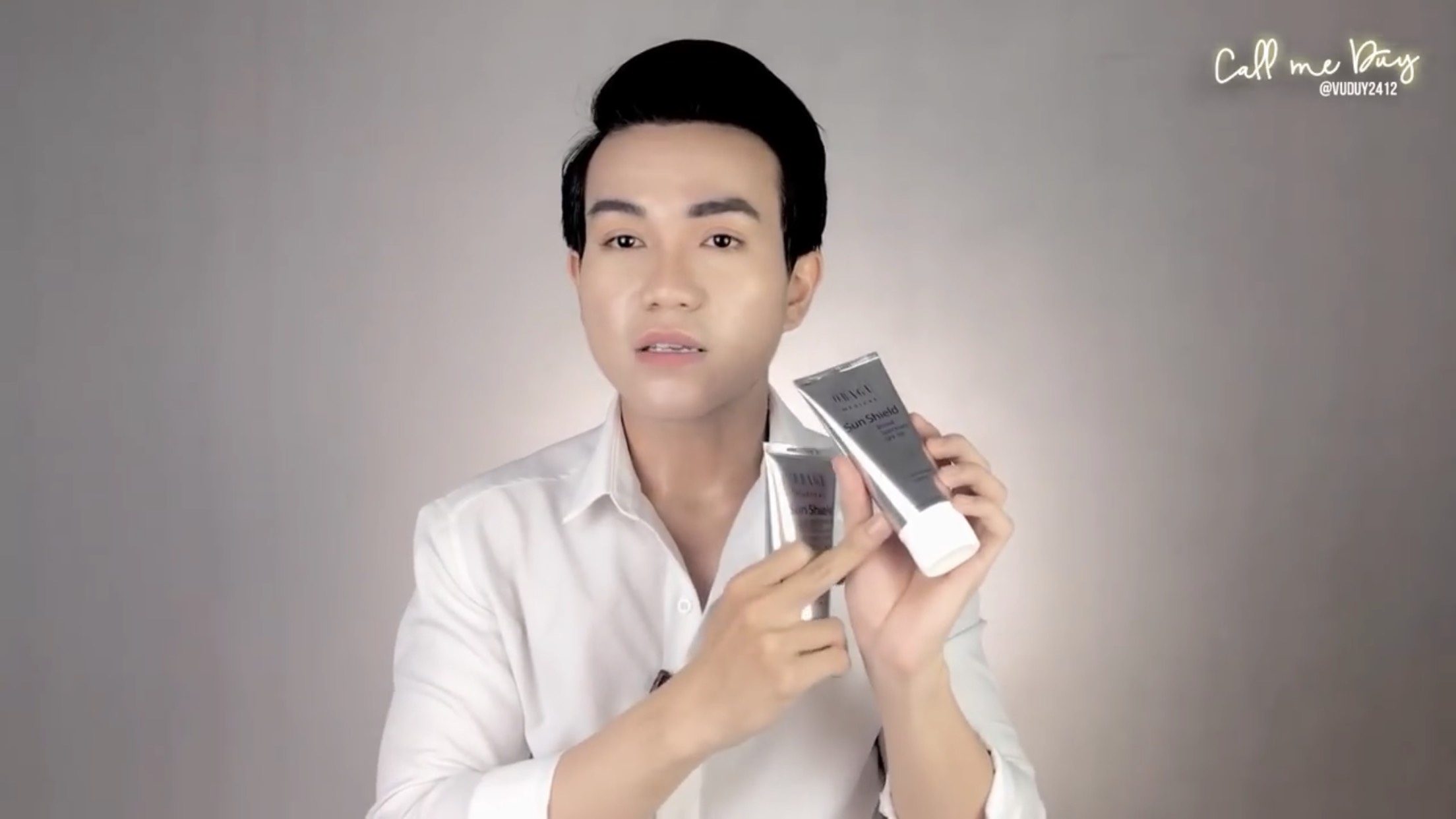 Call me Duy: “Với những bạn nào mà tìm mãi tìm hoài tìm hết cuộc đời mà không có loại kem chống nắng nào an toàn, thì Duy chắc chắn một điều kem chống nắng Obagi là an toàn nhất…”