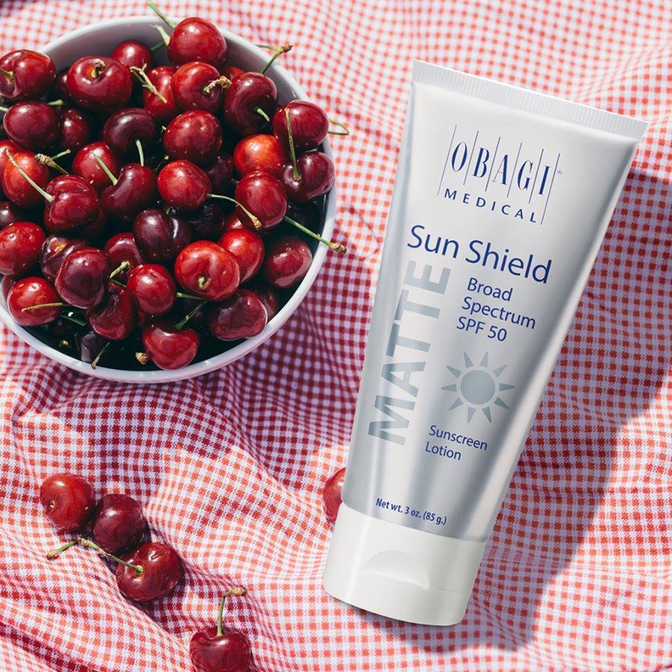 Em chống nắng Obagi Sun Shield Matte Broad Spectrum này phải nói là thiết kế vô cùng đẹp với vỏ bạc bằng nhựa óng ánh trông cực kỳ sang. Em chống nắng Obagi Sun Shield Matte Broad Spectrum này phải nói là thiết kế vô cùng đẹp với vỏ bạc bằng nhựa óng ánh trông cực kỳ sang.
