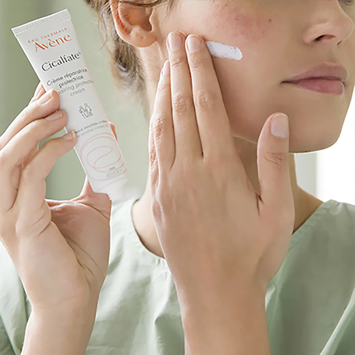 Nên sử dụng kem dưỡng ẩm Avene 2 lần mỗi ngày để bổ sung độ ẩm và các chất cần thiết cho da