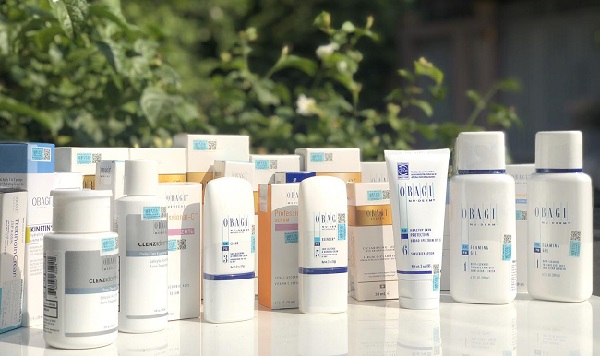 Kem dưỡng ẩm Obagi Hydrate Luxe là một trong những sản phẩm dưỡng da best seller của nhà Obagi - Thương hiệu dược mỹ phẩm đình đám hàng đầu nước Mỹ. Kem dưỡng ẩm Obagi Hydrate Luxe là một trong những sản phẩm dưỡng da best seller của nhà Obagi - Thương hiệu dược mỹ phẩm đình đám hàng đầu nước Mỹ.