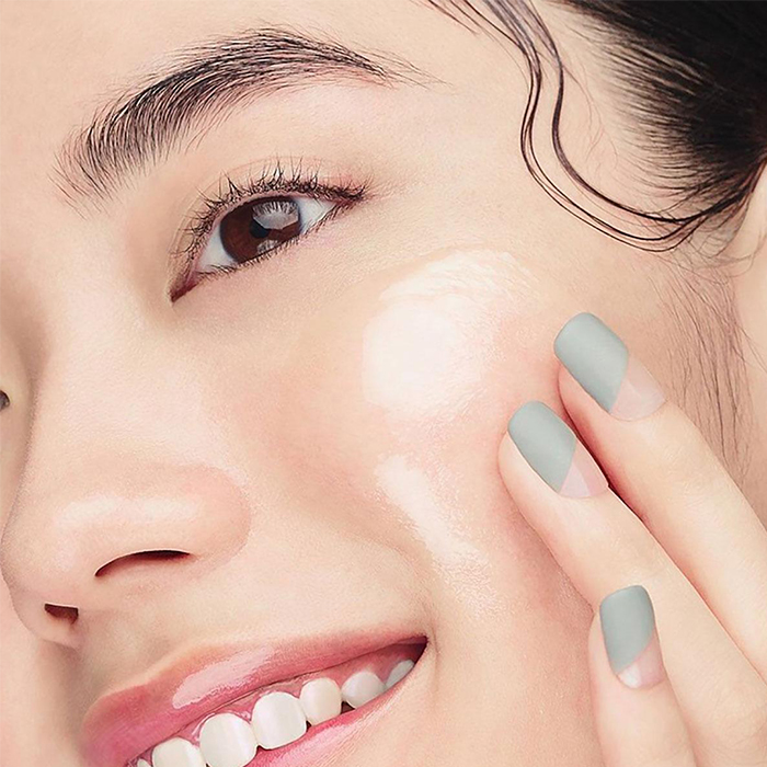 Nên chọn những loại kem dưỡng da có kết cấu mỏng nhẹ, thẩm thấu nhanh