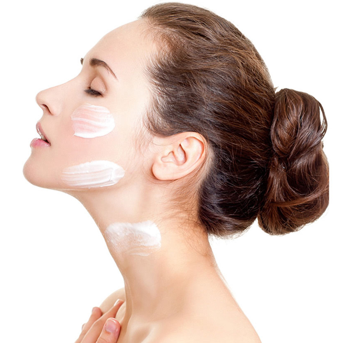 Lấy một lượng vừa đủ kem dưỡng da mặt, chấm thành nhiều điểm nhỏ trên mặt và cổ. Massage nhẹ nhàng để kem tán đều và thẩm thấu vào da.