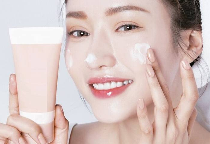 Kem dưỡng da mặt sẽ giúp cấp ẩm, làm dịu, cải thiện sức chống chịu của tế bào. Đồng thời hỗ trợ giảm nhăn, làm sáng da và ngăn ngừa các dấu hiệu lão hóa da.