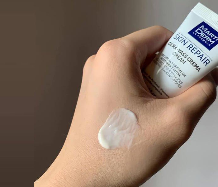 Sản phẩm có chất kem đặc màu trắng ngà, nếu mới nhìn sẽ có cảm giác hơi dày nhưng thoa lên da thì thấm rất nhanh và cực kỳ dễ tán Sản phẩm có chất kem đặc màu trắng ngà, nếu mới nhìn sẽ có cảm giác hơi dày nhưng thoa lên da thì thấm rất nhanh và cực kỳ dễ tán