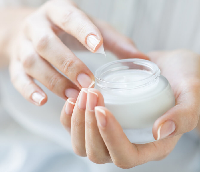 Nên chọn sữa rửa mặt giàu thành phần cấp nước, dưỡng ẩm