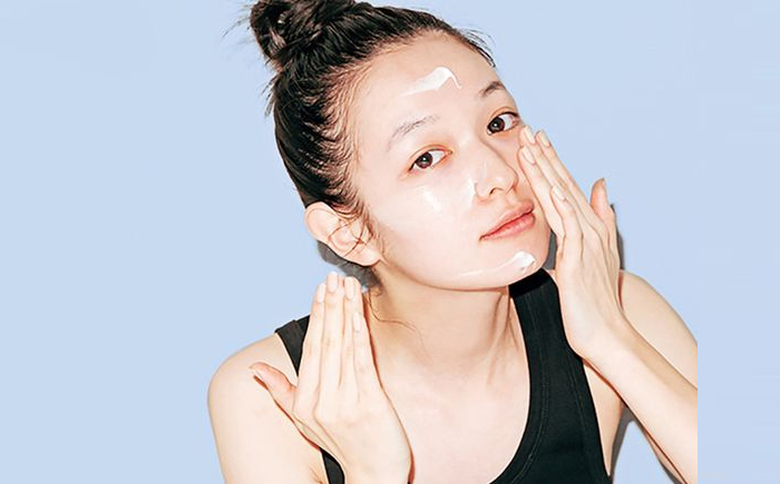 Làm sạch da hàng ngày sẽ giúp giảm lượng dầu thừa và bã nhờn trên da Làm sạch da hàng ngày sẽ giúp giảm lượng dầu thừa và bã nhờn trên da