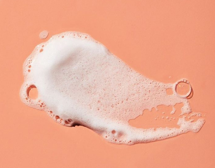 Sữa rửa mặt có khả năng tạo bọt nhẹ sẽ giúp làm sạch bã nhờn và dầu thừa dễ hơn Sữa rửa mặt có khả năng tạo bọt nhẹ sẽ giúp làm sạch bã nhờn và dầu thừa dễ hơn