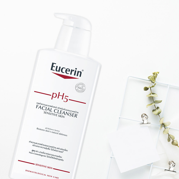 Bên cạnh công dụng chính là làm sạch da mà Eucerin pH5 Facial Cleanser Sensitive Skin phát huy vô cùng tốt thì em nó còn sở hữu cho mình những khả năng khác không hề kém cạnh chút nào. Bên cạnh công dụng chính là làm sạch da mà Eucerin pH5 Facial Cleanser Sensitive Skin phát huy vô cùng tốt thì em nó còn sở hữu cho mình những khả năng khác không hề kém cạnh chút nào.