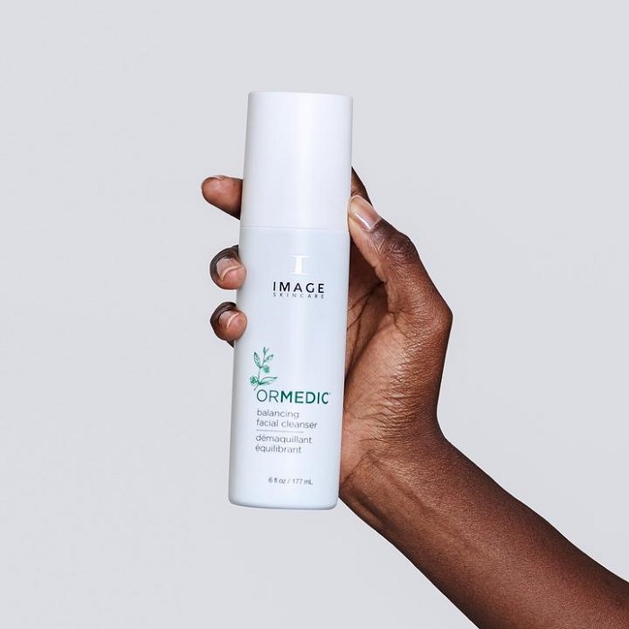 Sử dụng sữa rửa mặt cân bằng da Image Ormedic Balancing Facial Cleanser để đánh bay bụi bẩn và chất nhờn Sử dụng sữa rửa mặt cân bằng da Image Ormedic Balancing Facial Cleanser để đánh bay bụi bẩn và chất nhờn