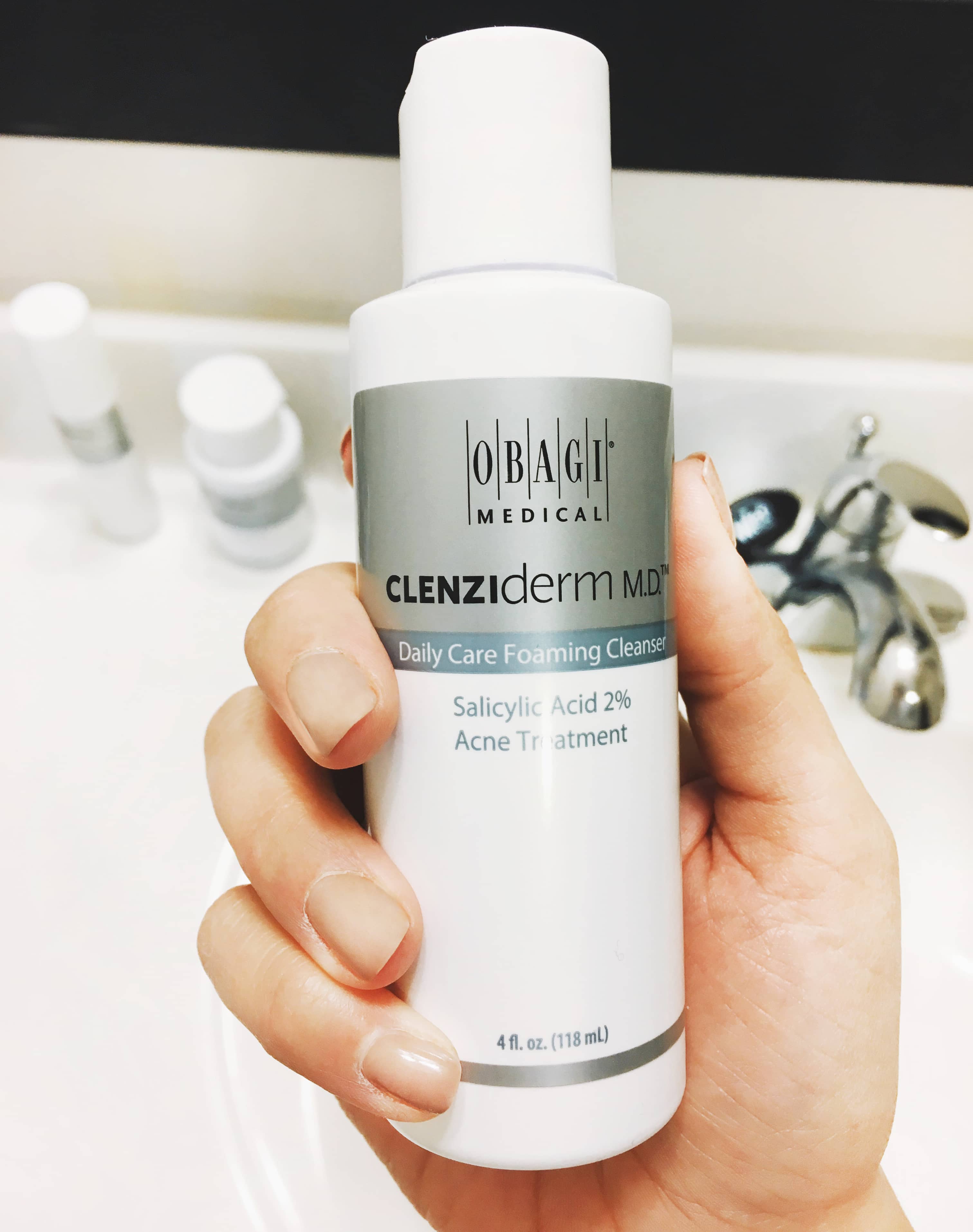 Sữa rửa mặt Obagi Clenziderm có thiết kế dạng chai nhựa hình trụ tròn - một thiết kế không thường thấy ở sản phẩm rửa mặt. Xung quanh chia được bao phủ bởi một lớp giấy màu xám và trắng đặc trưng của dòng Clenziderm, được chú thích đầy đủ về thông tin về thành phần. Sữa rửa mặt Obagi Clenziderm có thiết kế dạng chai nhựa hình trụ tròn - một thiết kế không thường thấy ở sản phẩm rửa mặt. Xung quanh chia được bao phủ bởi một lớp giấy màu xám và trắng đặc trưng của dòng Clenziderm, được chú thích đầy đủ về thông tin về thành phần.