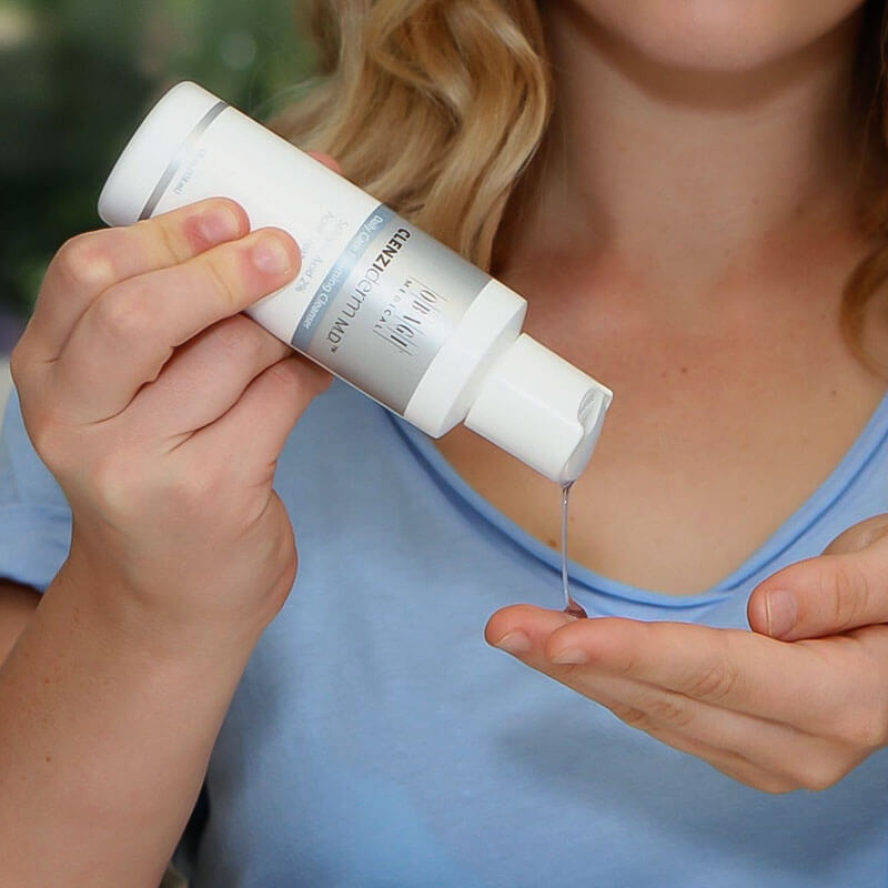 Lần đầu cho em này ra tay thì có thể thấy kết cấu của em nó là dạng gel trong suốt, không quá lỏng cũng không quá đặc. Lần đầu cho em này ra tay thì có thể thấy kết cấu của em nó là dạng gel trong suốt, không quá lỏng cũng không quá đặc.