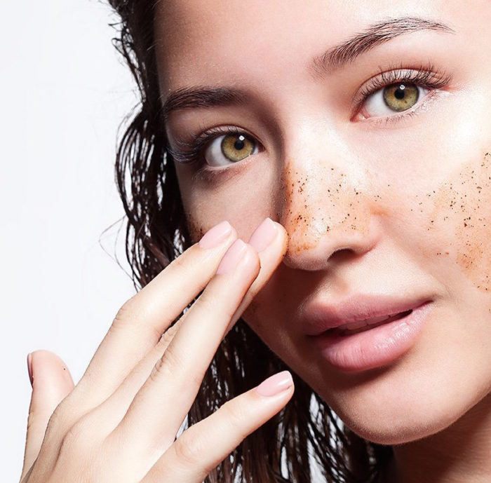 Tùy theo nhu cầu và tình trạng da, chị em có thể chọn sữa rửa mặt chứa thành phần tẩy tế bào chết vật lý hoặc tẩy tế bào chết hóa học