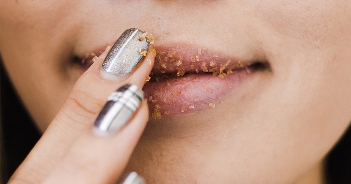 Đường tẩy da chết dịu nhẹ hơn so với muối, thích hợp cho làn da môi mỏng manh Đường tẩy da chết dịu nhẹ hơn so với muối, thích hợp cho làn da môi mỏng manh