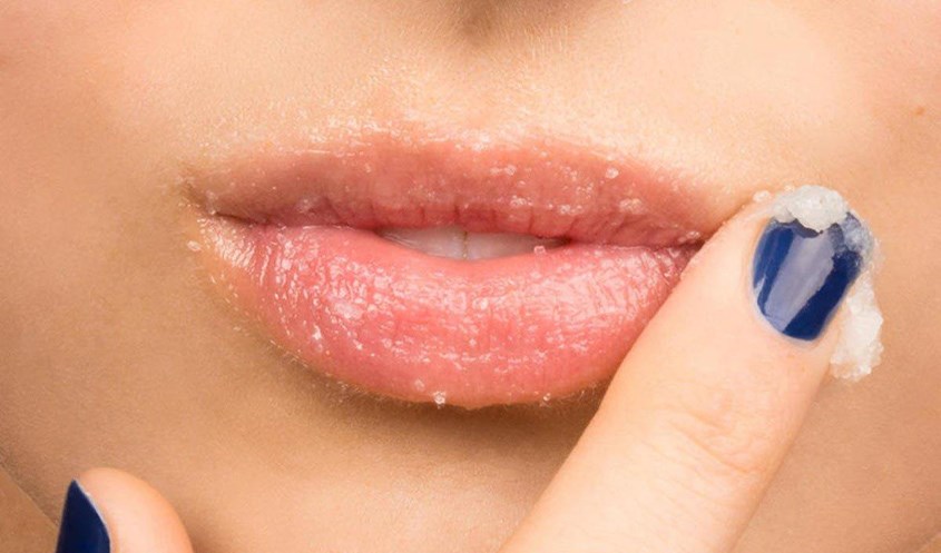 Massage môi nhẹ nhàng theo đường xoắn ốc trong khoảng 3 - 5 phút. Massage môi nhẹ nhàng theo đường xoắn ốc trong khoảng 3 - 5 phút.