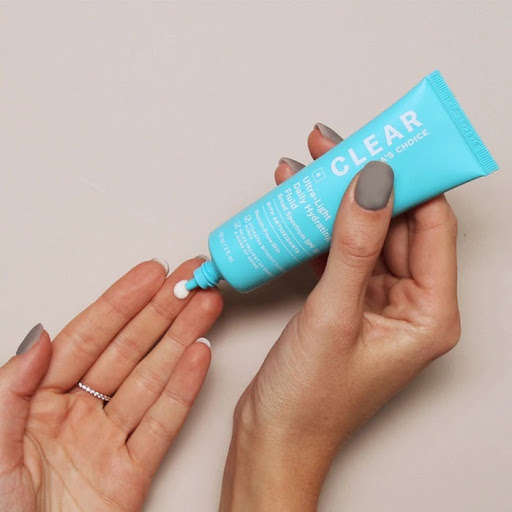 Paula’s Choice Clear Ultra-Light Daily Fluid SPF 30+ có màu xanh nổi bật, dễ nhận diện