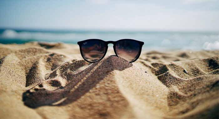 Đeo kính râm giúp bảo vệ giác mạc và vùng da quanh mắt hiệu quả Đeo kính râm giúp bảo vệ giác mạc và vùng da quanh mắt hiệu quả