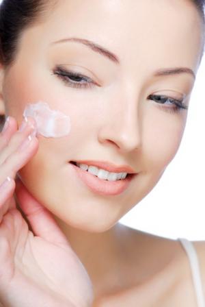 Phụ nữ nên thủ sẵn một hộp kem dưỡng ẩm bên mình Phụ nữ nên thủ sẵn một hộp kem dưỡng ẩm bên mình