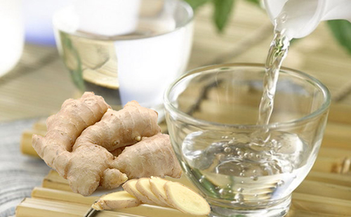 Massage với rượu gừng Massage với rượu gừng