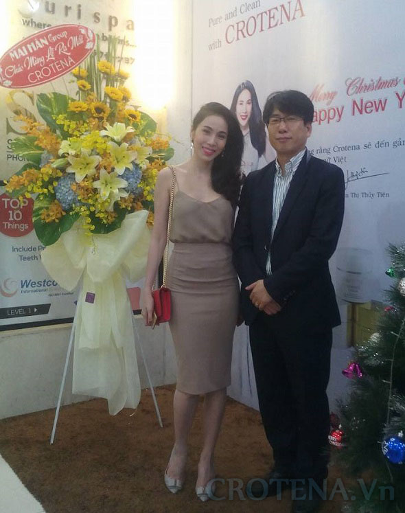 Ông Rackhyun Kyung - Giám đốc công ty phân phối mỹ phẩm Crotena chính hãng Hàn Quốc và ca sỹ Thủy Tiên - dại diện thương hiệu Crotena tại Việt Nam