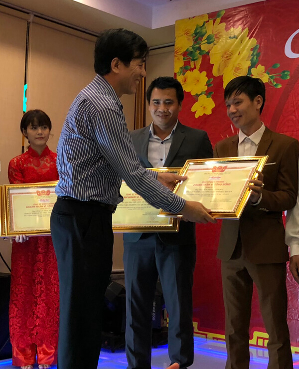 Ông Mai Xuân Dưỡng - Tổng giám đốc Mai Hân Group vinh dự nhận danh hiệu “Doanh Nhân Vì Cộng Đồng” năm 2017 Ông Mai Xuân Dưỡng - Tổng giám đốc Mai Hân Group vinh dự nhận danh hiệu “Doanh Nhân Vì Cộng Đồng” năm 2017