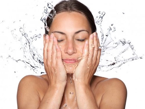 Rửa mặt 2 – 3 lần/ ngày là đủ