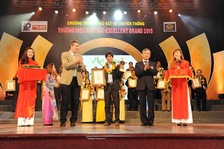 Ông Mai Xuân Dưỡng, Giám đốc Công ty CP TM - SX - DV Mai Hân nhận giấy chứng nhận và cup