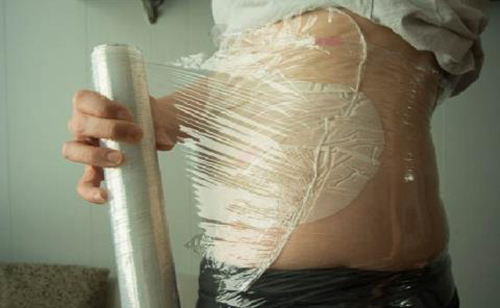 Quấn bụng bằng màng bọc thực phẩm qua đêm và cái kết không ngờ Quấn bụng bằng màng bọc thực phẩm qua đêm và cái kết không ngờ