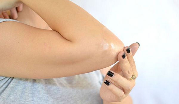chúng ta cần phải tẩy tế bào chết 1 lần/tuần Vùng da ở khủy tay cần được chăm sóc kỹ càng hơn