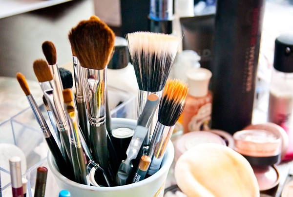 Bạn nên mua một số túi khác nhau hoặc có màu khác nhau để đựng các loại mỹ phẩm riêng biệt