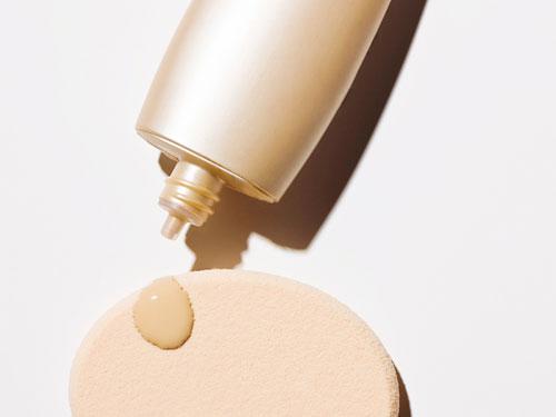 Bạn nên chọn phấn nền dạng lỏng vì chúng sẽ không làm bít lỗ chân lông