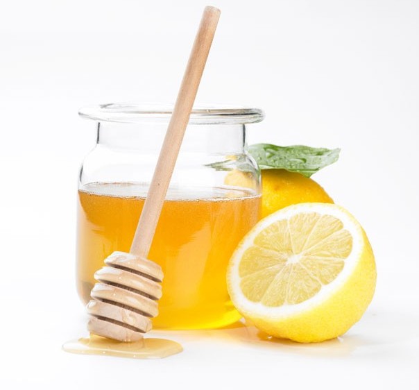 Mật ong và nước chanh vừa dưỡng trắng, vừa trị mụn hiệu quả